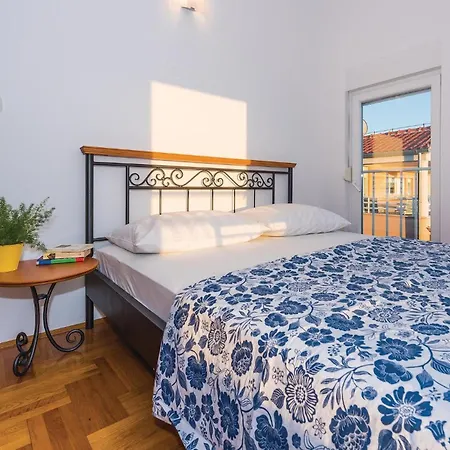 Cozy Apartment In Vodice With Kitchen Apartment *
